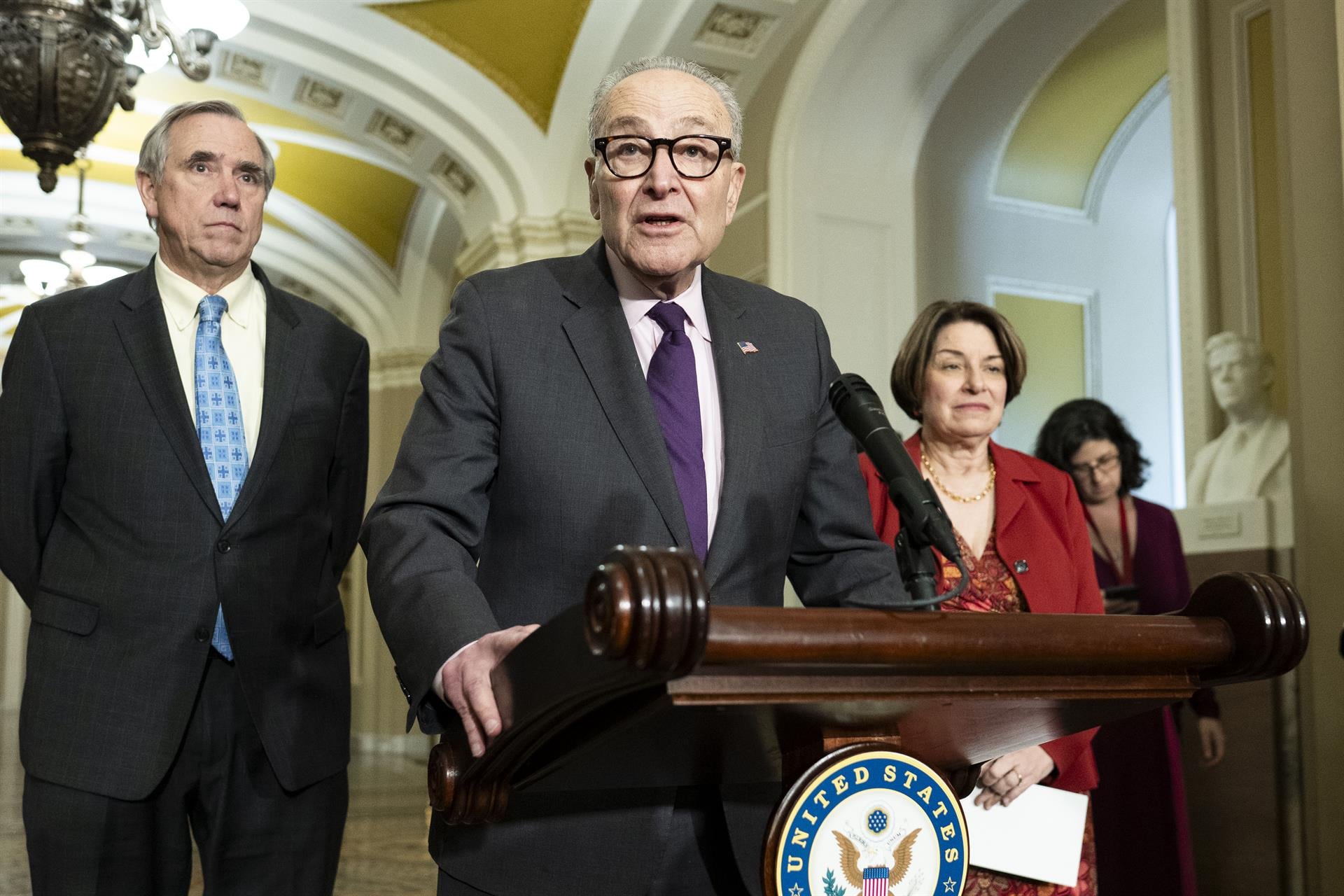 El Senado de EEUU aprueba una resolución para limitar los poderes de guerra de Trump y retirar tropas de Irán