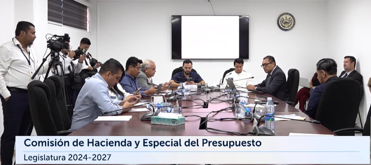 La Comisión de Hacienda aprobó más de 30 millones de dólares para la modernización del Aeropuerto Internacional de El Salvador, priorizando infraestructura y gestión aeroportuaria./ (Asamblea Legislativa)