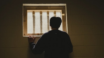 Texas envió a miles de niños al sistema juvenil por peleas, vapeo y amenazas en la escuela: muchos terminaron esposados