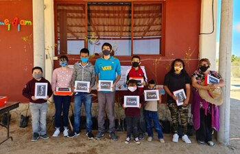 Varios estudiantes recibieron una tableta