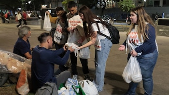 Plato caliente, el proyecto de estudiantes y docentes de la UBA que brinda comida nutritiva a personas en situación de calle