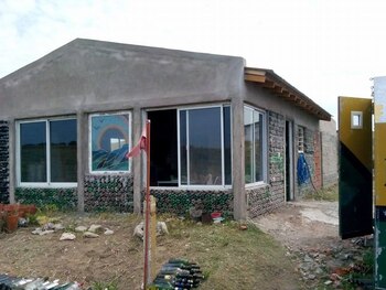 La fachada en construcción, con