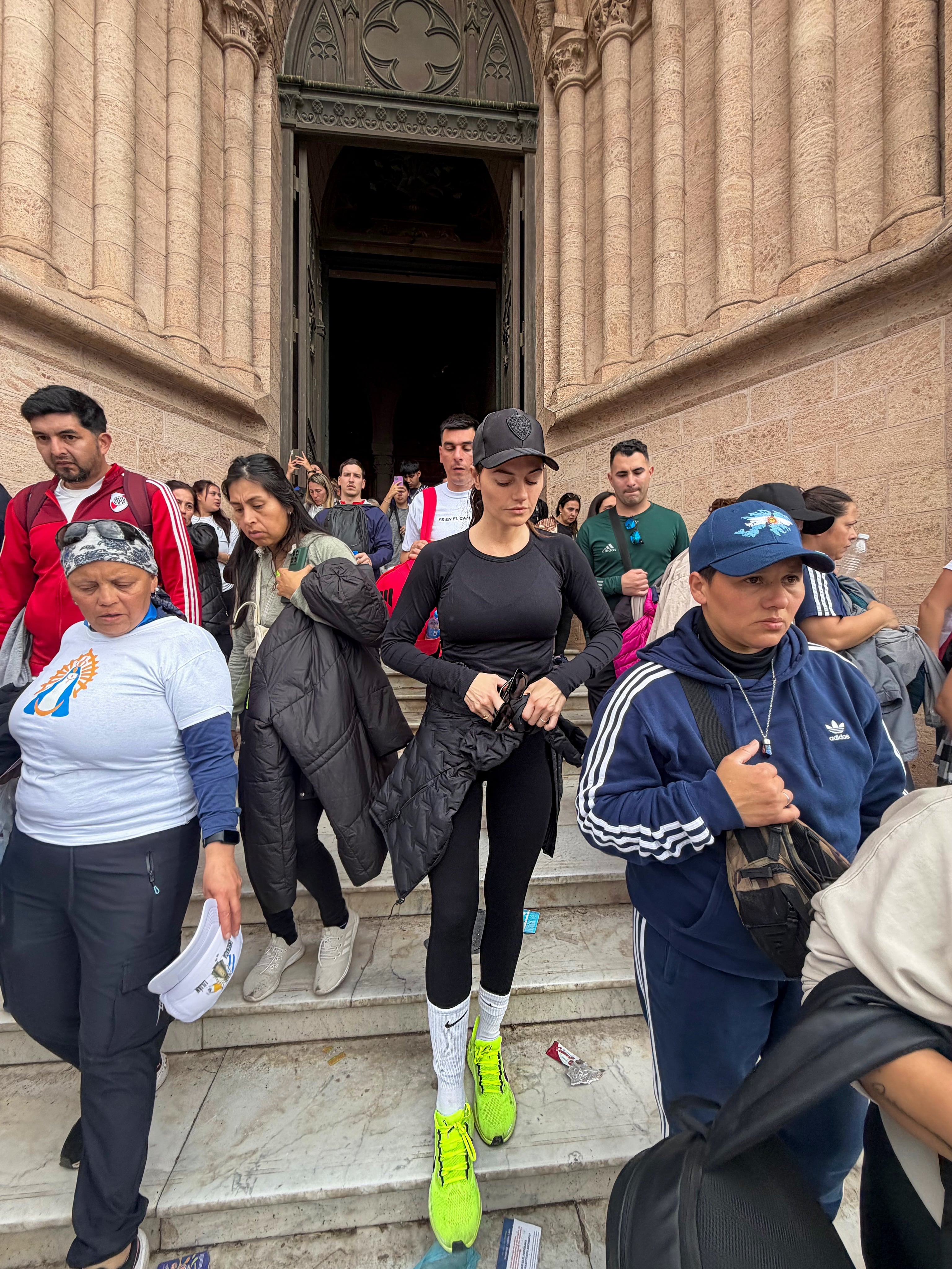 Gorra, remera manga larga, calzas y zapatillas deportivas fueron los elegidos por la actriz