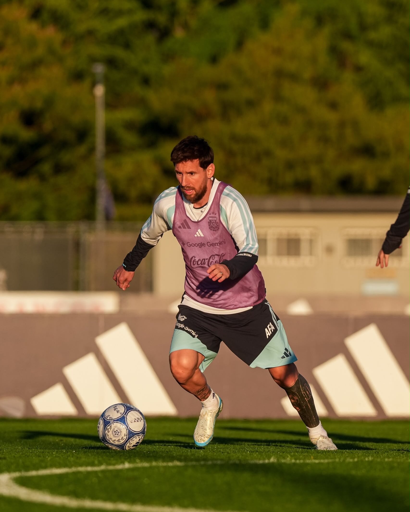 Messi conduce la pelota durante los trabajos de definición en la práctica previa a su despedida en el Monumental (@leomessi)