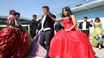 Las quinceañeras primero se tomaron la foto del recuerdo en las escaleras principales del Antiguo Palacio del Ayuntamiento (Foto: especial)
