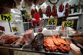 Fotografía de archivo de un puesto de carnes en la Central de Abasto de la Ciudad de México (México). EFE/ José Méndez