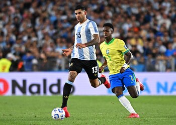 Cristian Romero y Vinicius Junior en la disputa de una pelota - crédito Rodrigo Valle / REUTERS