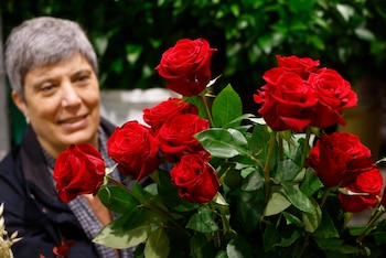 Una persona trabaja en Mercabarna-Flor