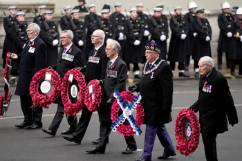 Los veteranos llevan coronas de