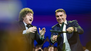 En un fuerte discurso, Javier Milei apoyó la candidatura de Flávio Bolsonaro: “No hay otro capaz de terminar con el Riesgo Lula”