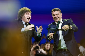 El senador de Brasil Flávio Bolsonaro se mostró junto al presidente de Argentina, Javier Milei, durante la convención nacional del Partido Liberal de Brasil (PL) este sábado, en São Paulo (Brasil). EFE/ Isaac Fontana