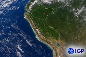 Fotografía satelital de Perú delimitado por una línea amarilla, con un punto rojo en la zona norte y el logotipo de IGP en la esquina inferior.