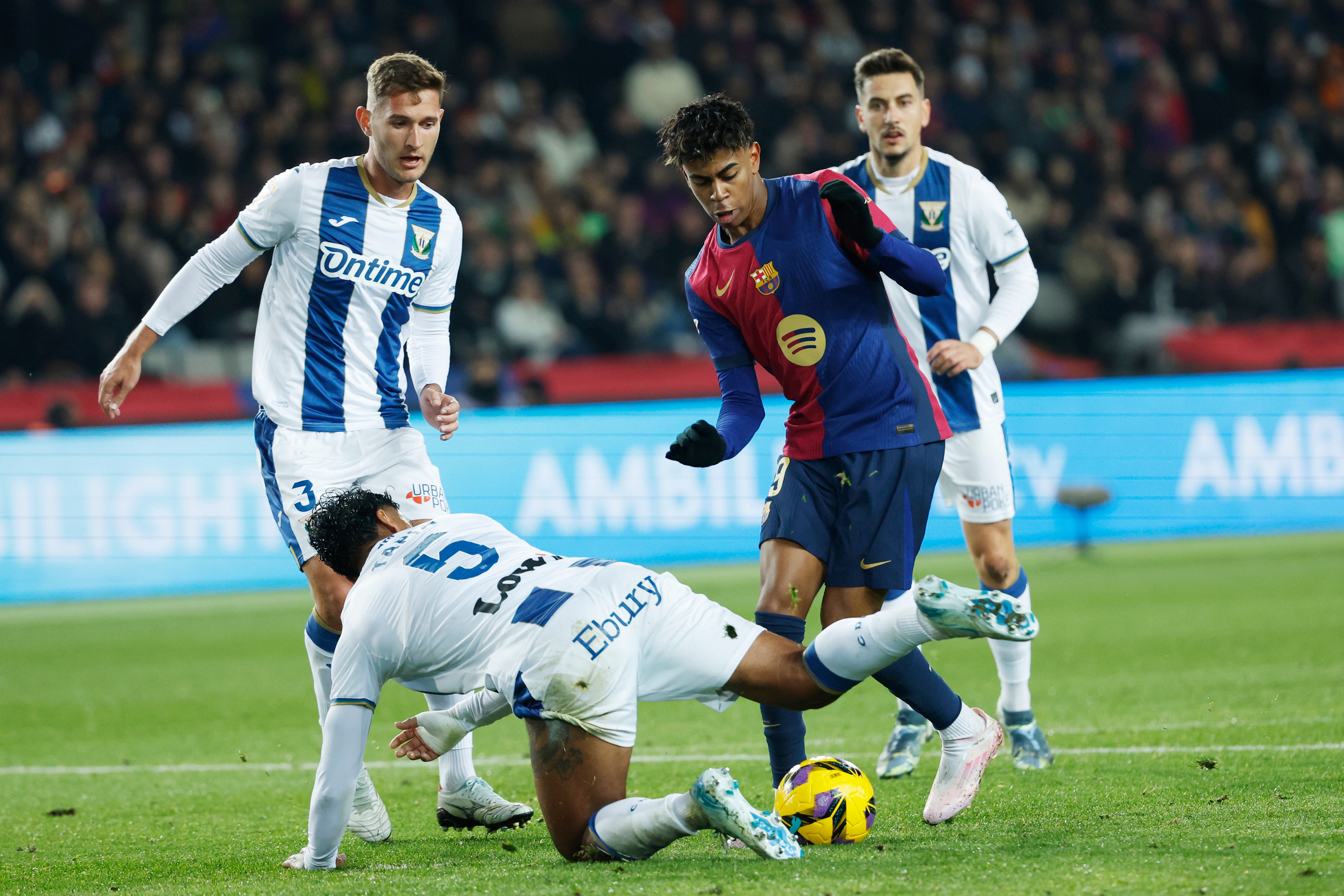 Renato Tapia no pudo controlar a Lamine Yamal en un Barcelona vs Leganés por LaLiga. - créditos: AP Foto/Joan Monfort
