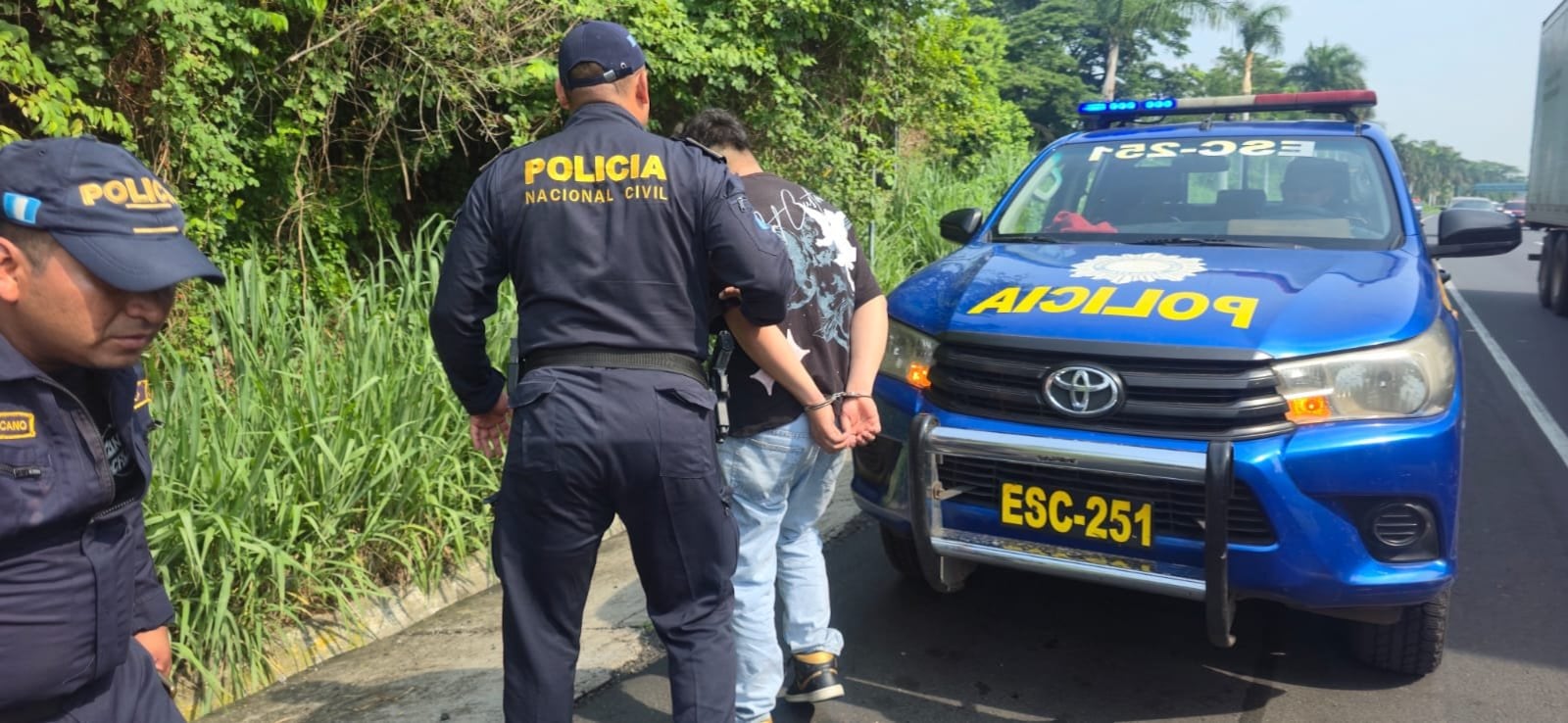 Un ataque con navaja en la autopista Palín-Escuintla dejó dos hermanos heridos; el presunto agresor fue capturado y presentado ante las autoridades. (Foto cortesía Policía de Guatemala)