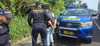 Un ataque con navaja en la autopista Palín-Escuintla dejó dos hermanos heridos; el presunto agresor fue capturado y presentado ante las autoridades. (Foto cortesía Policía de Guatemala)
