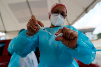 Una enfermera alista una dosis