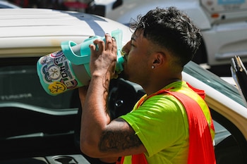 Los especialistas indicaron que la hidratación preventiva durante un viaje por carretera exige beber agua de forma periódica, incluso sin sensación de sed (REUTERS/Eduardo Munoz)