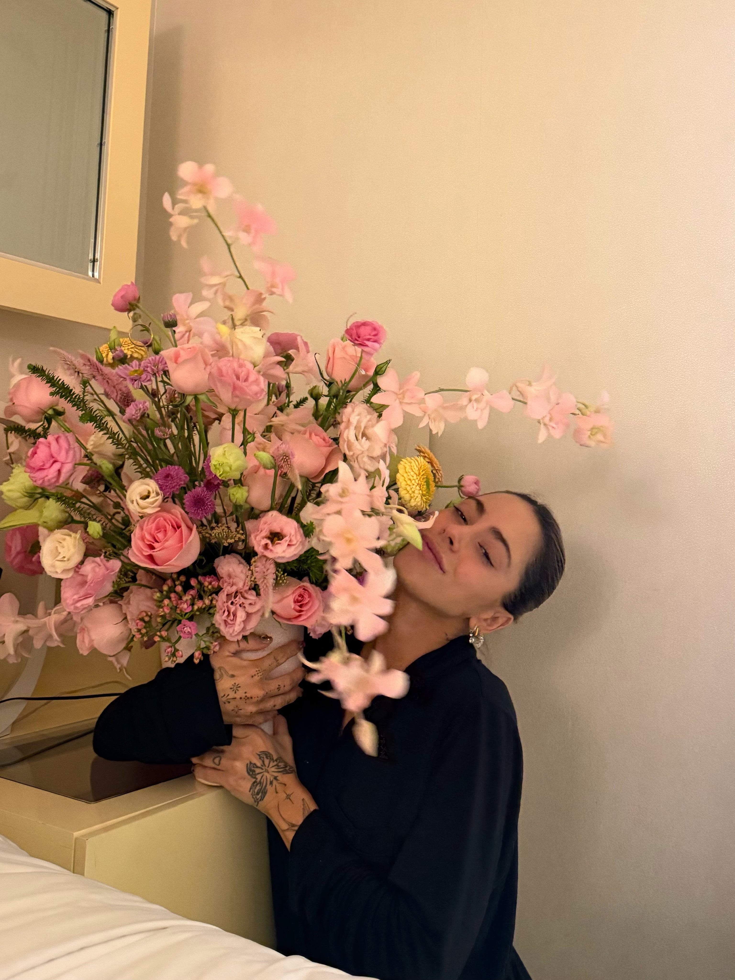 Con una sonrisa, la cantante posó con un arreglo floral luego de dar por finalizada la primera parte de su tour (Instagram)