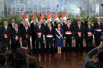 La presidenta de Perú, Keiko Fujimori (c), posa con los integrantes de su gabinete ministerial durante la toma de juramento este martes, en Lima (Perú). EFE/ John Reyes Mejía