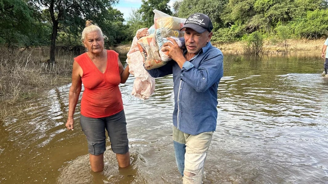 Las crecidas de los ríos Bermejo y Teuco dificultan la llegada de recursos, obligando a utilizar vuelos, lanchas y gomones para las evacuaciones y asistencia