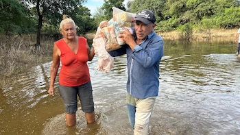 Más de 500 familias quedaron aisladas luego de un temporal de hace un mes en Salta y hubo un operativo para asistirlas