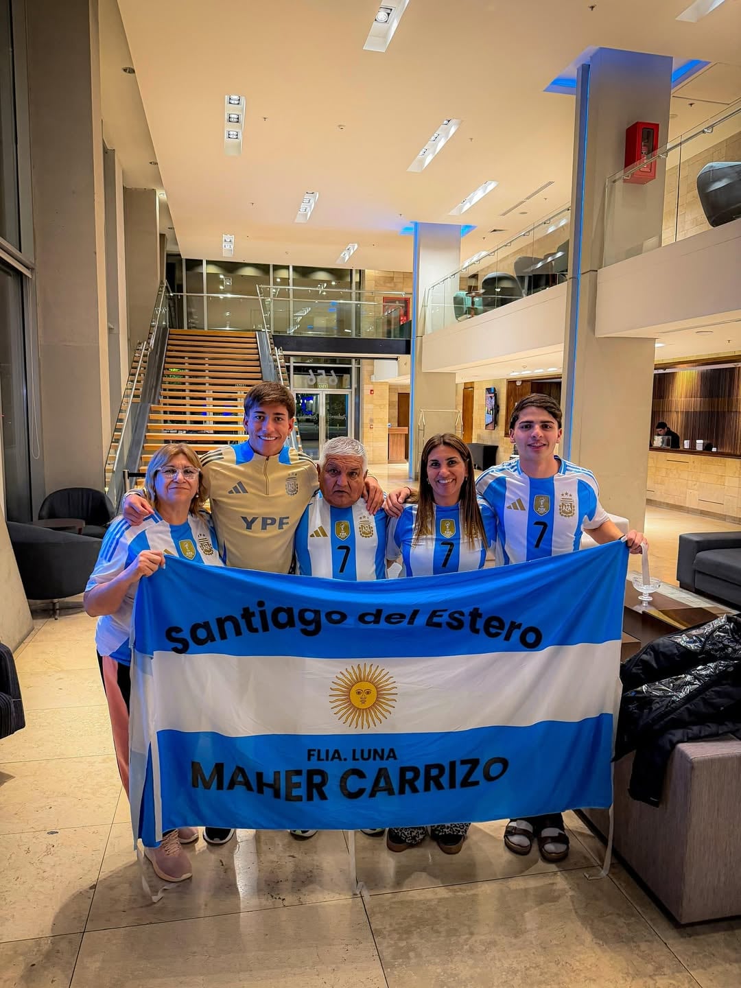 Maher Carrizo junto a sus abuelos y su mamá Cristina que lo acompañaron durante el Mundial Sub 20 (Instagram)