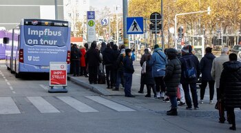 Gente esperando frente a un