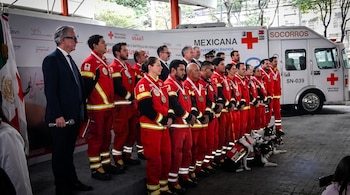 A Cruz Vermelha Mexicana está homenageando especialistas e casais de cães por seu excelente trabalho na missão de resgate na Venezuela.