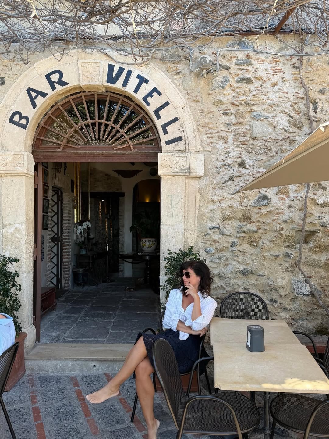 Descalza y con un look relajado posó en un bar