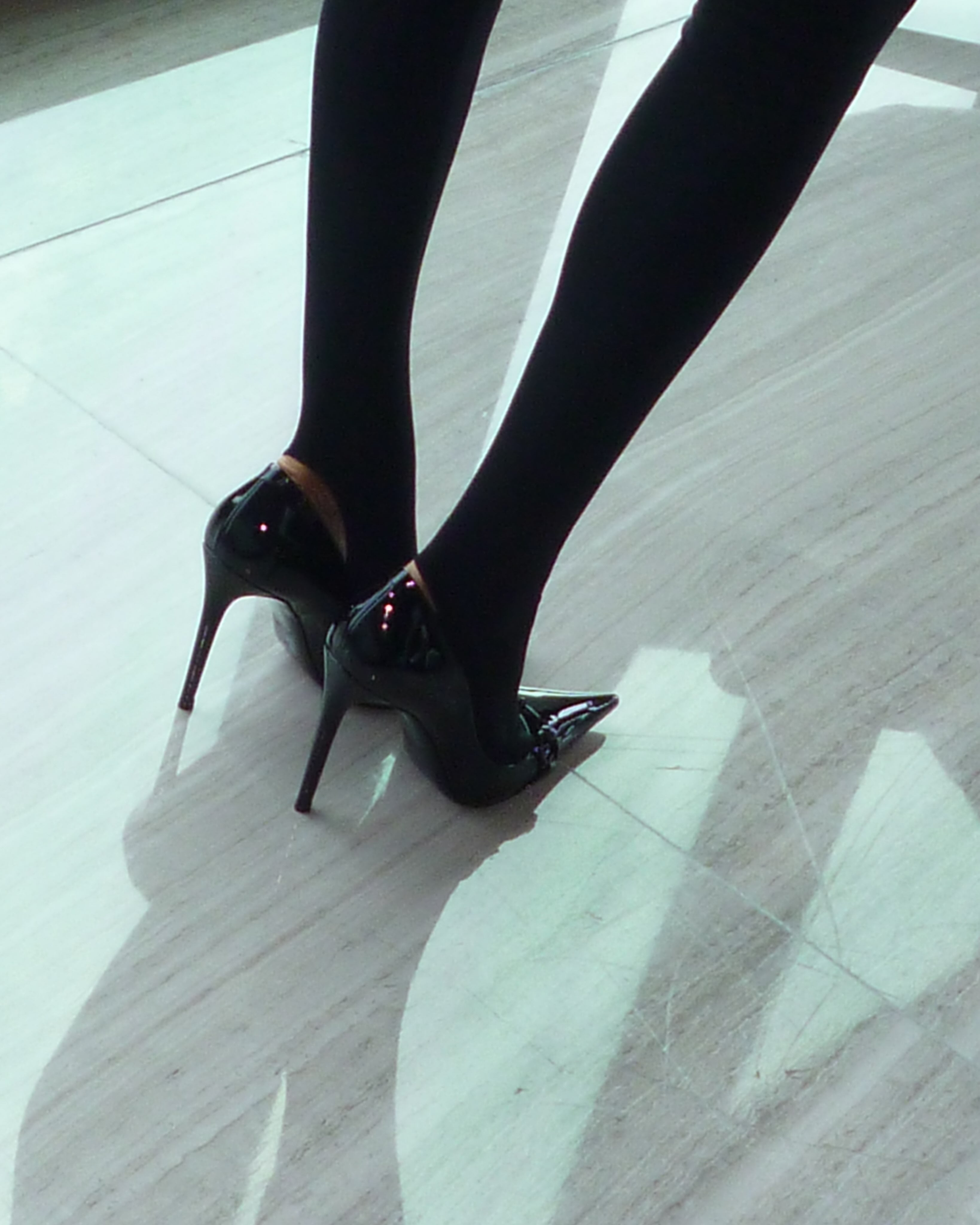 Tini Stoessel completó el outfit con stilettos negros Donna pump de Gucci, un modelo valuado en 1220 dólares