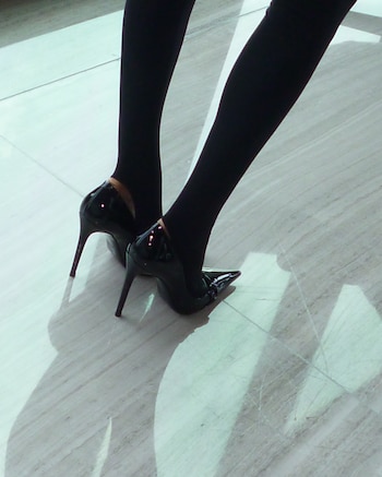 Tini Stoessel completó el outfit con stilettos negros Donna pump de Gucci, un modelo valuado en 1220 dólares