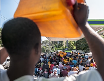 Varias personas esperan poder conseguir un poco de gasolina en una estación de combustibles, este 6 de noviembre de 2021, en Puerto Príncipe (Haiti). EFE/Johnson Sabin