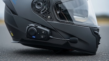 Cómo limpiar correctamente un casco de moto con intercomunicador sin dañarlo
