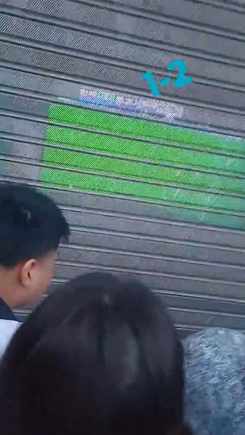 En Marcos Paz se cortó la luz durante el partido y lo tuvieron que salir a ver a televisores de comercios y por la radio