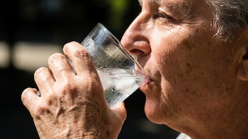 Cuánta agua deberían tomar los mayores de 60 años para cuidar la salud cerebral y física, según expertos
