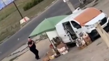 Un dron ruso persigue a un hombre antes de detonar cerca de él y herirlo en Kherson capturas