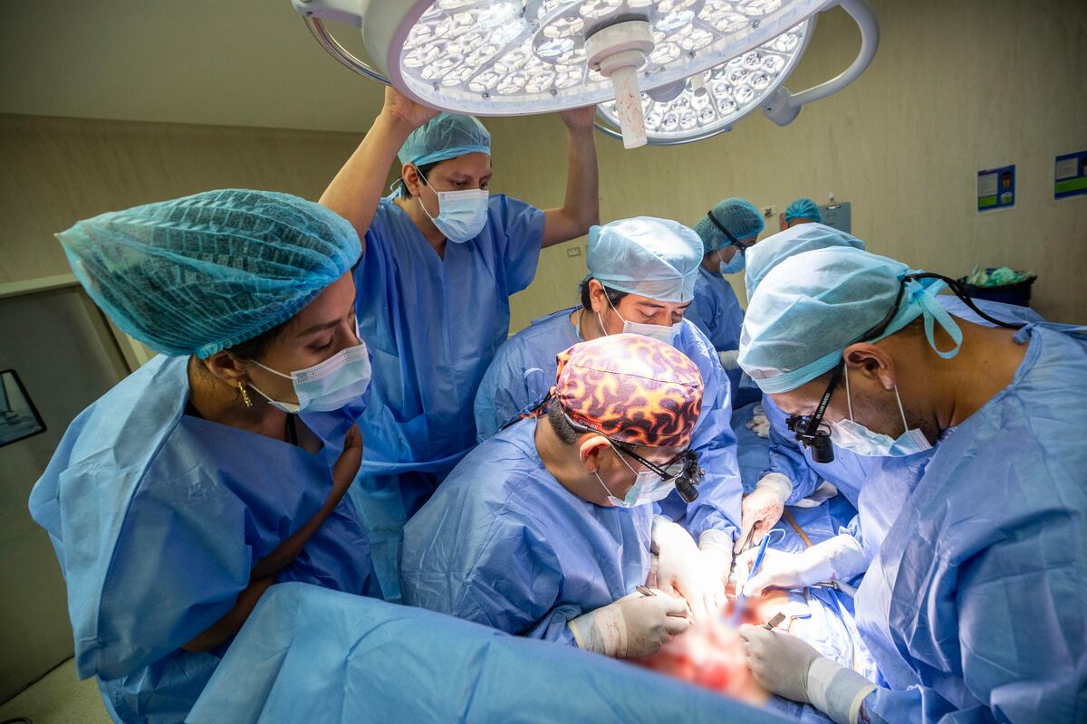 El trabajo coordinado entre profesionales de EsSalud y del Ministerio de Salud permitió salvar la vida de dos pacientes en lista de espera nacional. - EsSalud