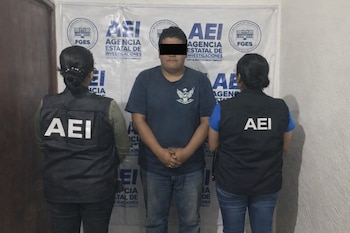 El sospechoso fue ubicado en la región de la Costa de Oaxaca, donde agentes de investigación ejecutaron la orden de aprehensión en su contra. (Imagen ilustrativa potenciada con IA | Fiscalía General de Oaxaca)