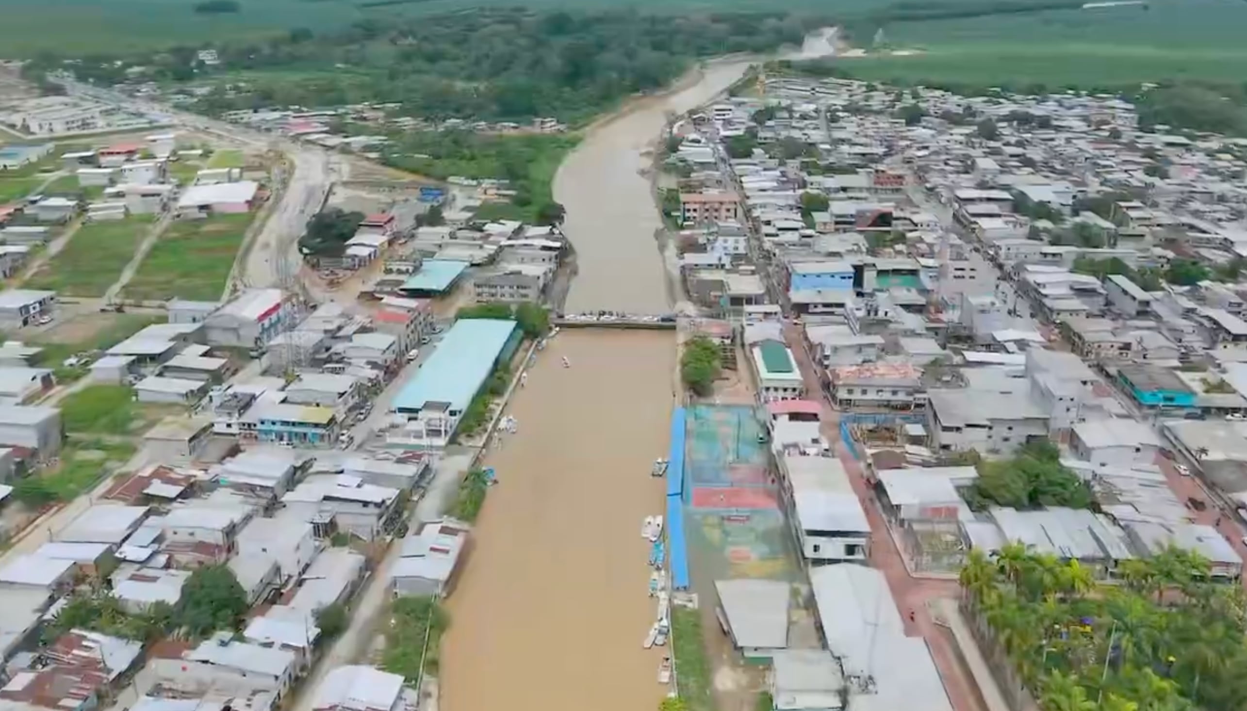 Los ríos se desbordaron por las fuertes lluvias de los últimos días. (Prefectura Guayas)