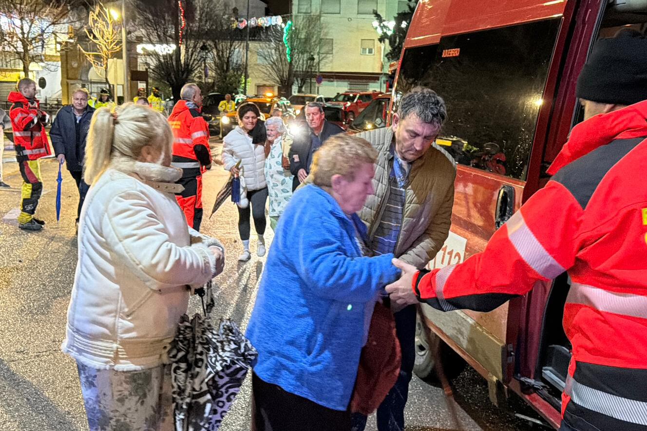 Fotografía cedida por la Diputación de Granada que muestra a personas siendo desalojadas del municipio. (EFE/ Diputación de Granada)