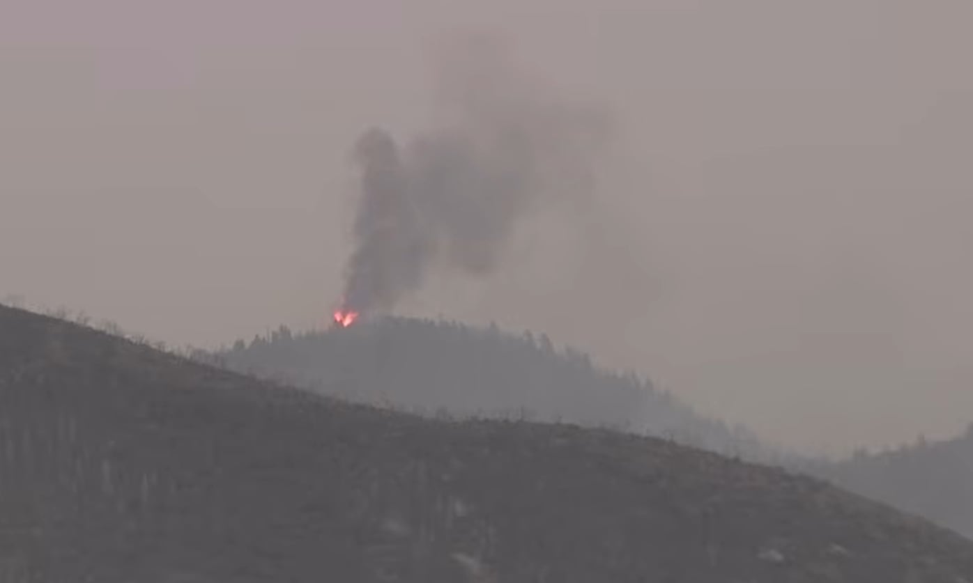 El helicóptero Sikorsky Skycrane cayó en una zona inaccesible por las llamas y la confirmación oficial de las muertes se demoró hasta el día siguiente (KSL Utah)