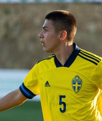 Matteo Pérez juega en la