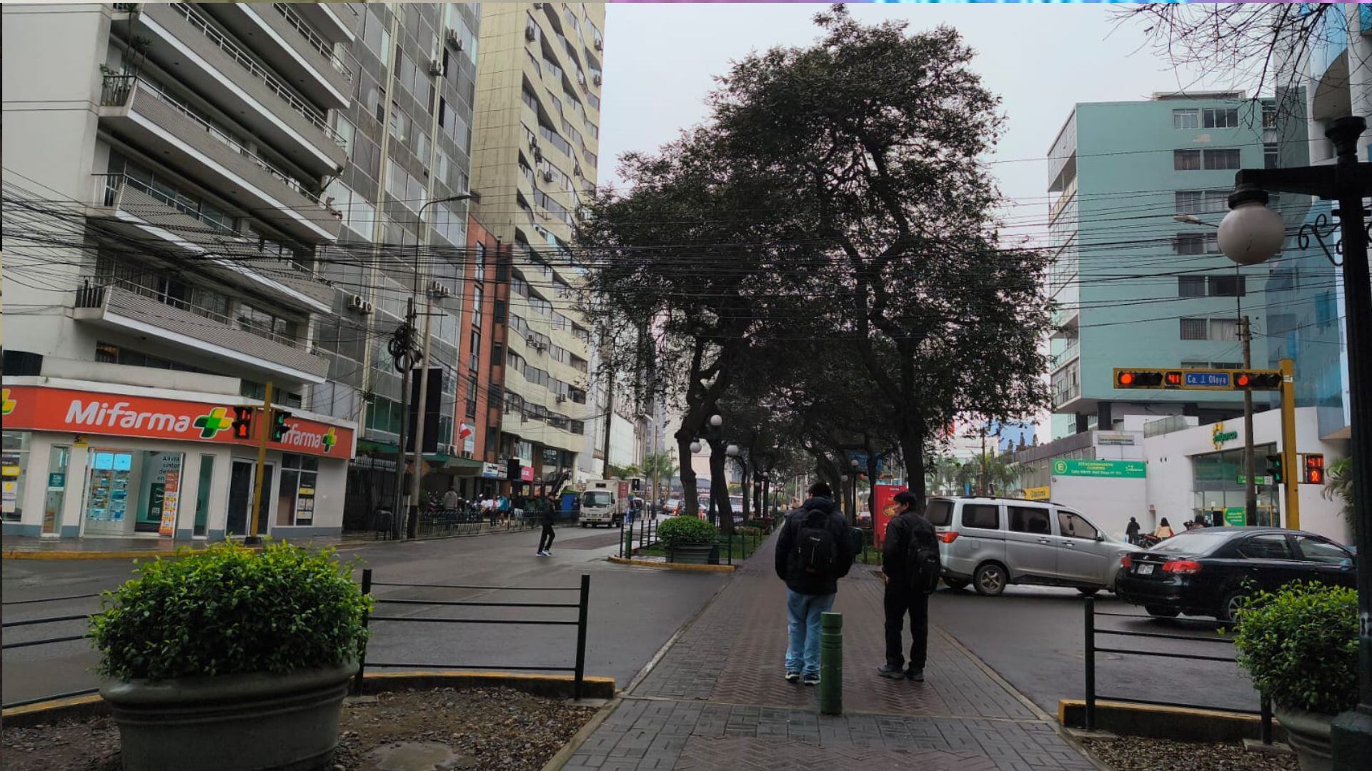 La avenida José Pardo, en el distrito limeño de Miraflores, se muestra con un cielo gris en época de invierno | Foto: Infobae Perú / Edwin Montesinos