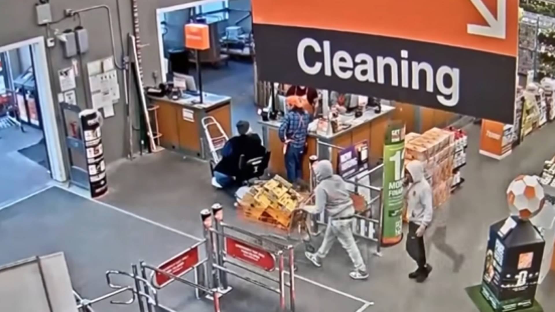 18 acusados enfrentan cargos de delito grave por integrar una red de robo organizado en tiendas de Long Island con pérdidas superiores a USD 110.000 (CBS New York )