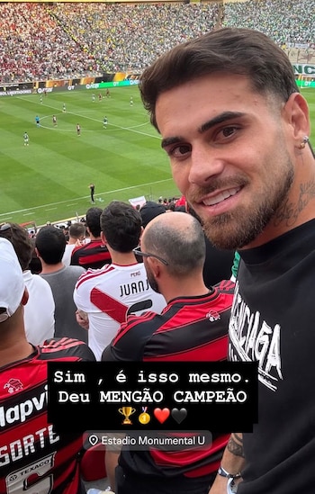 Felipe Vizeu compartiendo su felicidad