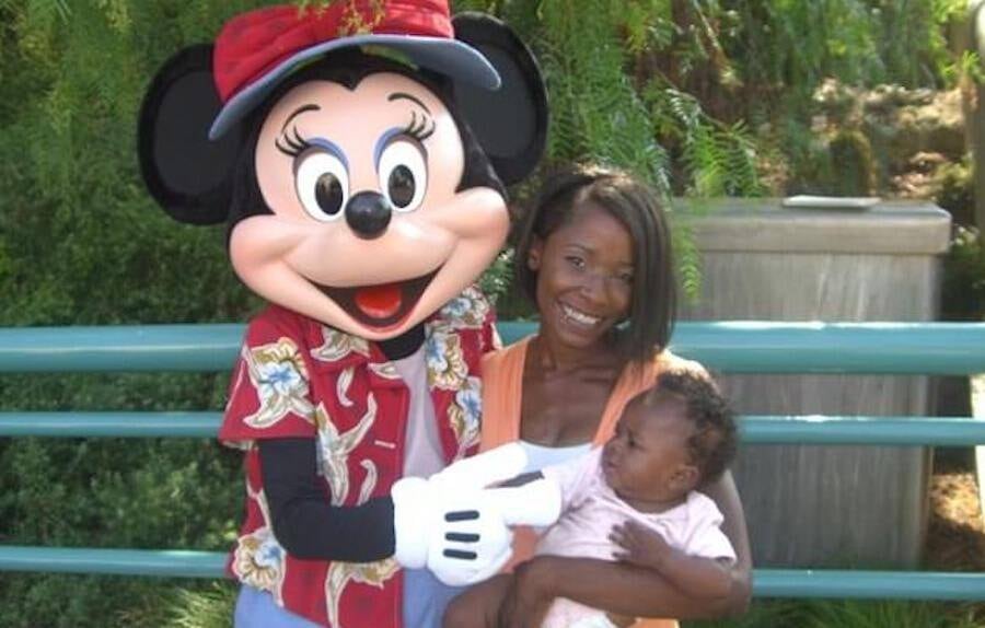 Preston junto a su hijo bebé en un paseo en Disney