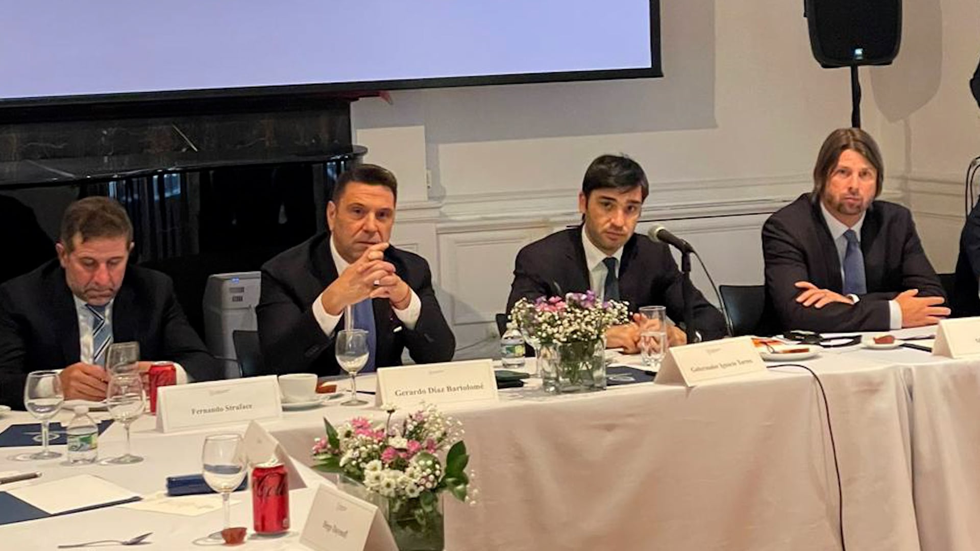 El gobernador de Chubut, Ignacio “Nacho” Torres, junto a empresarios e inversores