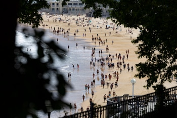 Vista de la playa de La Concha de San Sebastián, a 7 de junio de 2026. (EFE/Javier Etxezarreta)