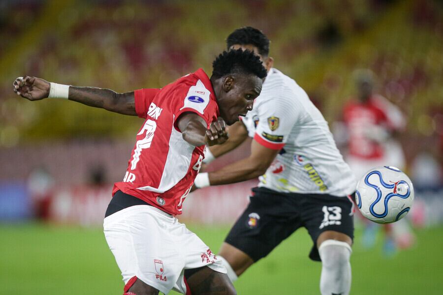 Jader Obrian disputando una pelota en el Santa Fe vs. Caracas FC-crédito Cristian Bayona/Colprensa