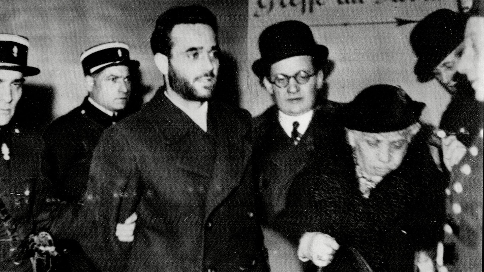 Eugen Weidmann fue condenado por seis asesinatos cometidos en Francia, entre ellos los de Jean de Koven, Roger LeBlond y Janine Keller. En la foto está acompañado por su madreGrosby